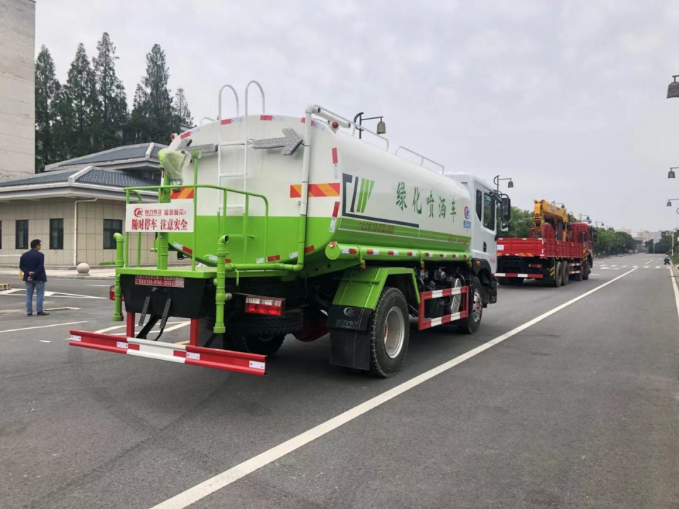 東風(fēng)145灑水車(chē) 東風(fēng)145灑水車(chē)