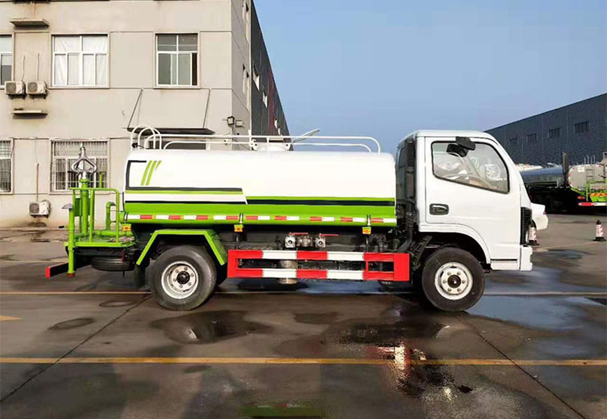 東風(fēng)福瑞卡5方灑水車(chē)側方展示圖