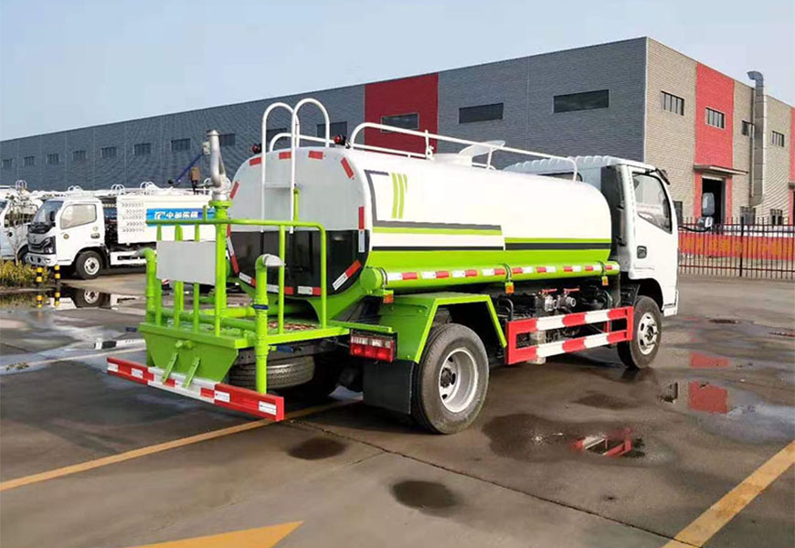 東風(fēng)福瑞卡5方灑水車(chē)后方展示圖
