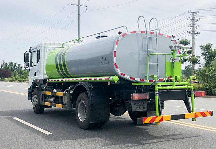 15方國六東風(fēng)華神T5灑水車(chē)后方圖